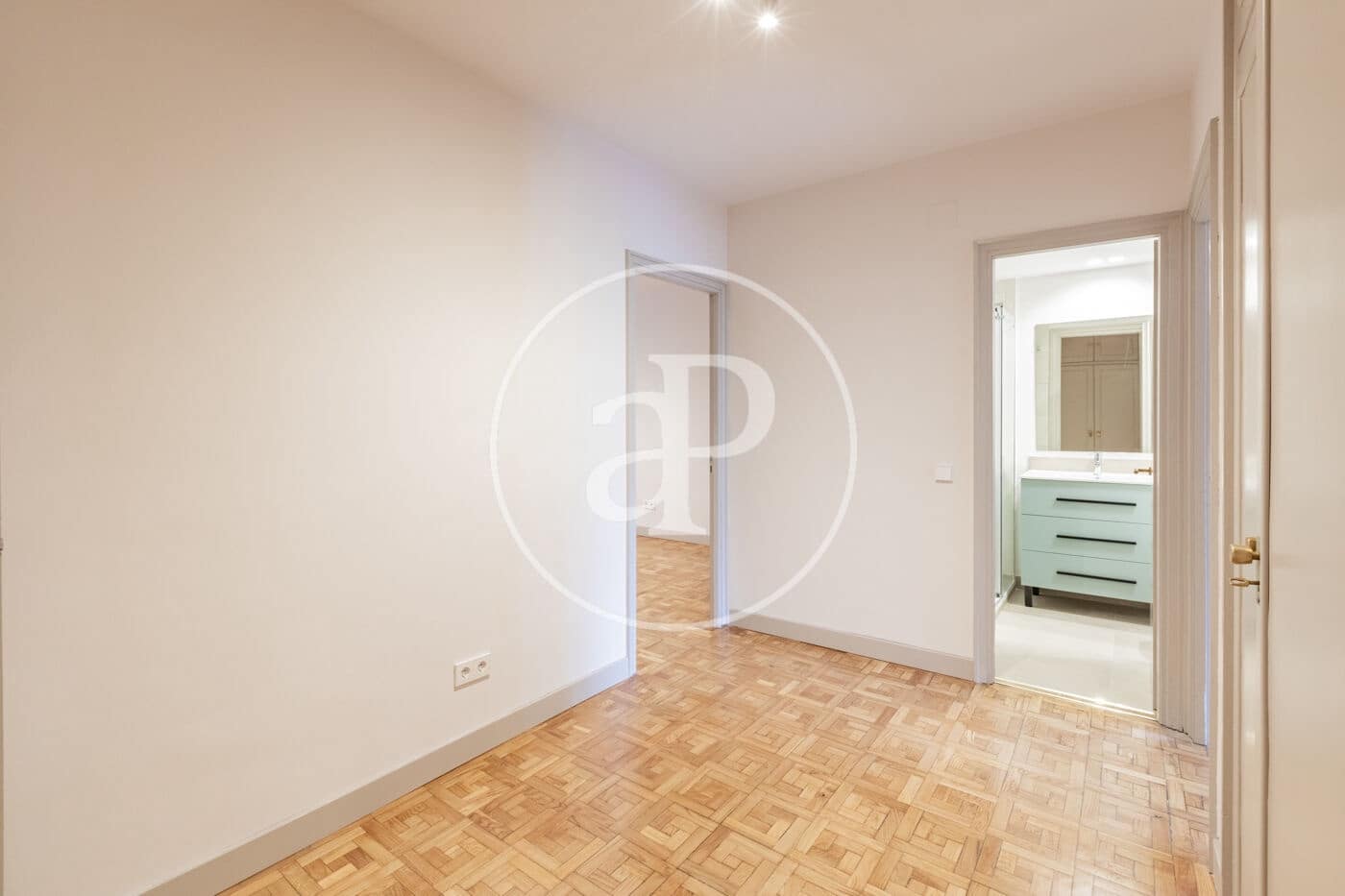 4 quarto Apartamento para arrendar em Madrid cidade - 4 800 € (Ref: 9446346)