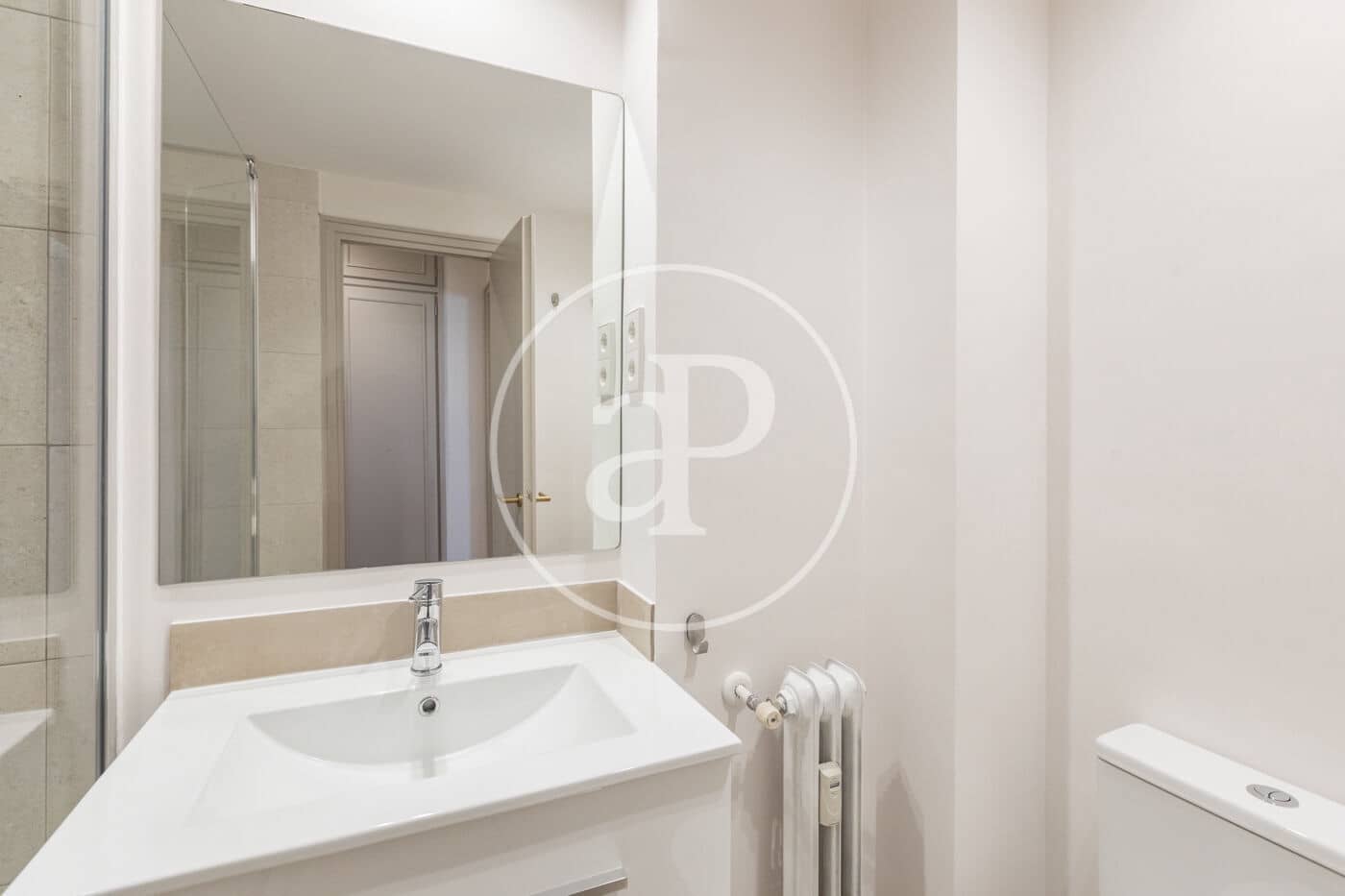 4 quarto Apartamento para arrendar em Madrid cidade - 4 800 € (Ref: 9446346)