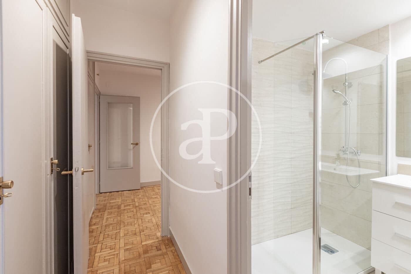 4 quarto Apartamento para arrendar em Madrid cidade - 4 800 € (Ref: 9446346)