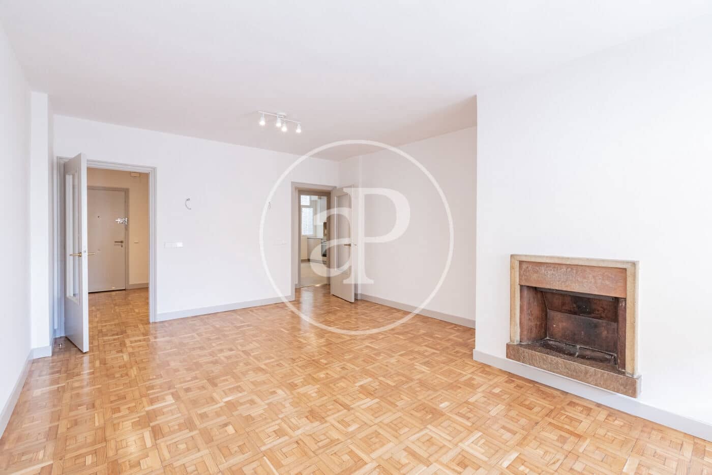 4 quarto Apartamento para arrendar em Madrid cidade - 4 800 € (Ref: 9446346)