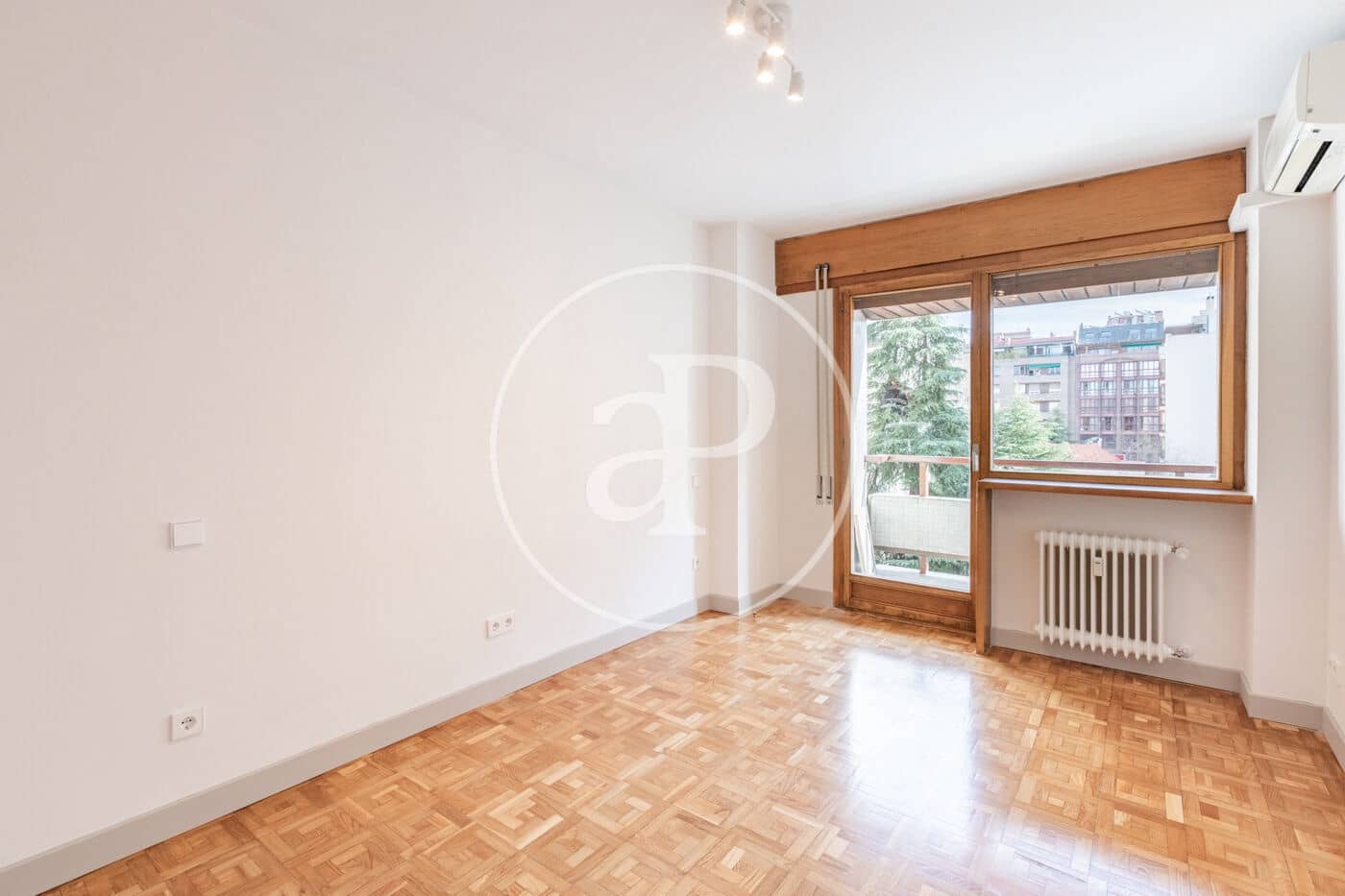 4 quarto Apartamento para arrendar em Madrid cidade - 4 800 € (Ref: 9446346)