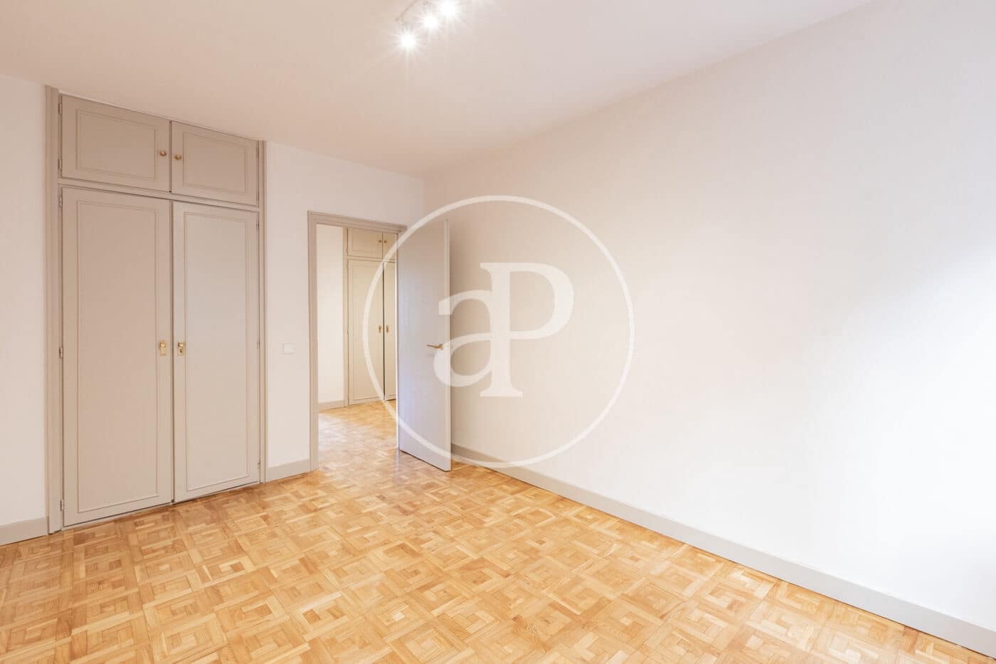 4 quarto Apartamento para arrendar em Madrid cidade - 4 800 € (Ref: 9446346)