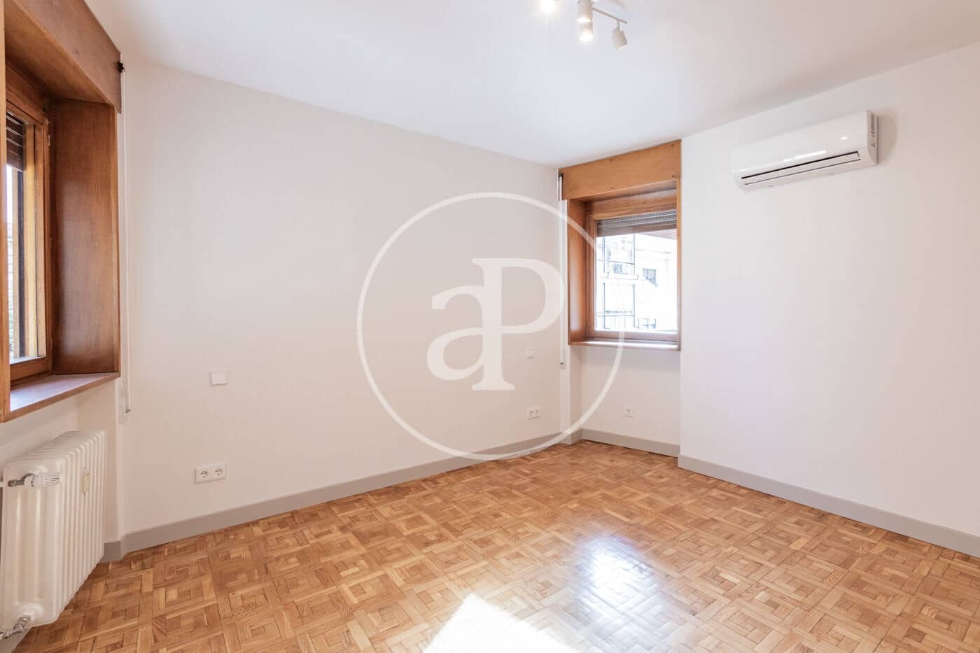 4 quarto Apartamento para arrendar em Madrid cidade - 4 800 € (Ref: 9446346)