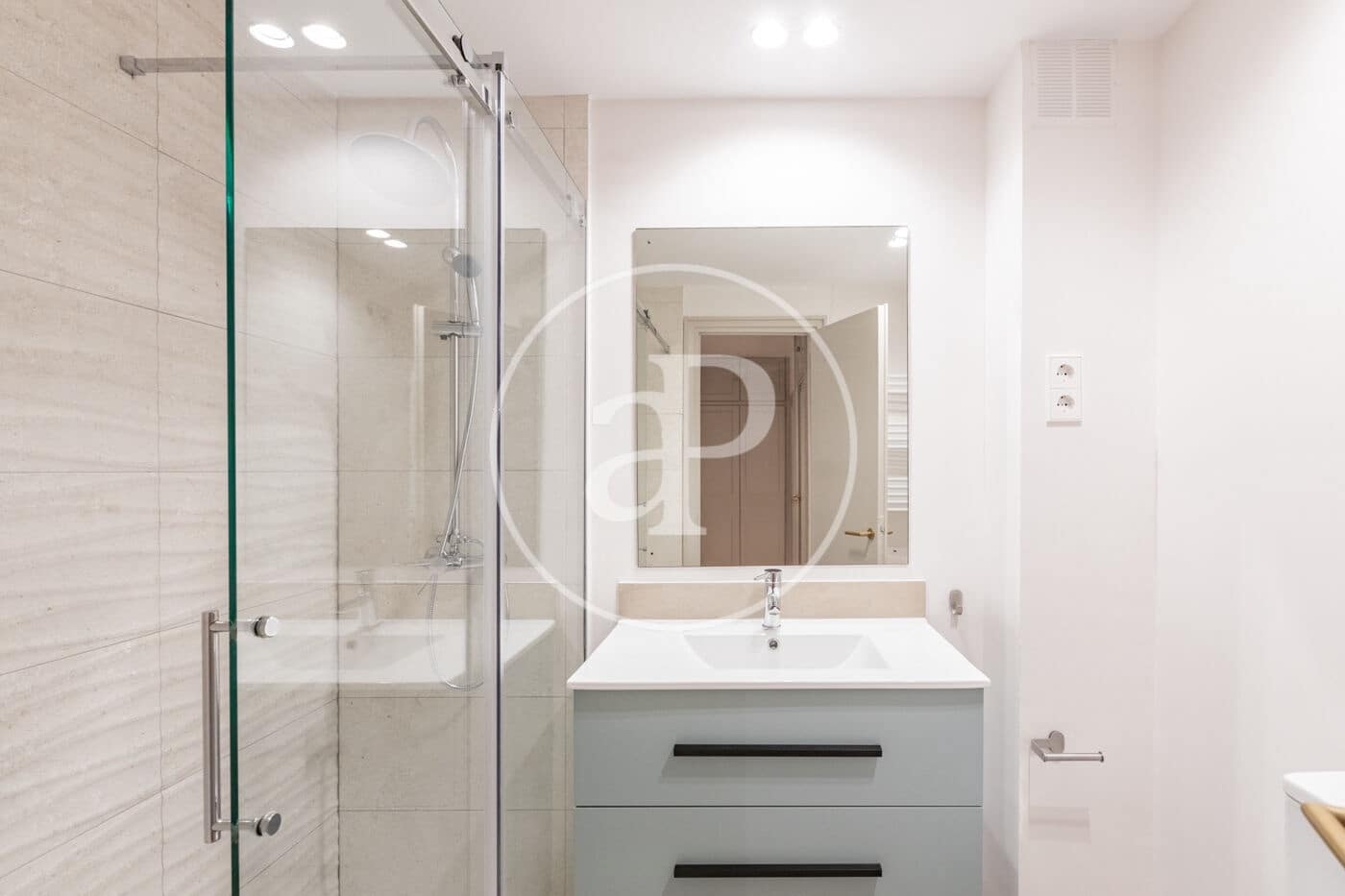 4 quarto Apartamento para arrendar em Madrid cidade - 4 800 € (Ref: 9446346)