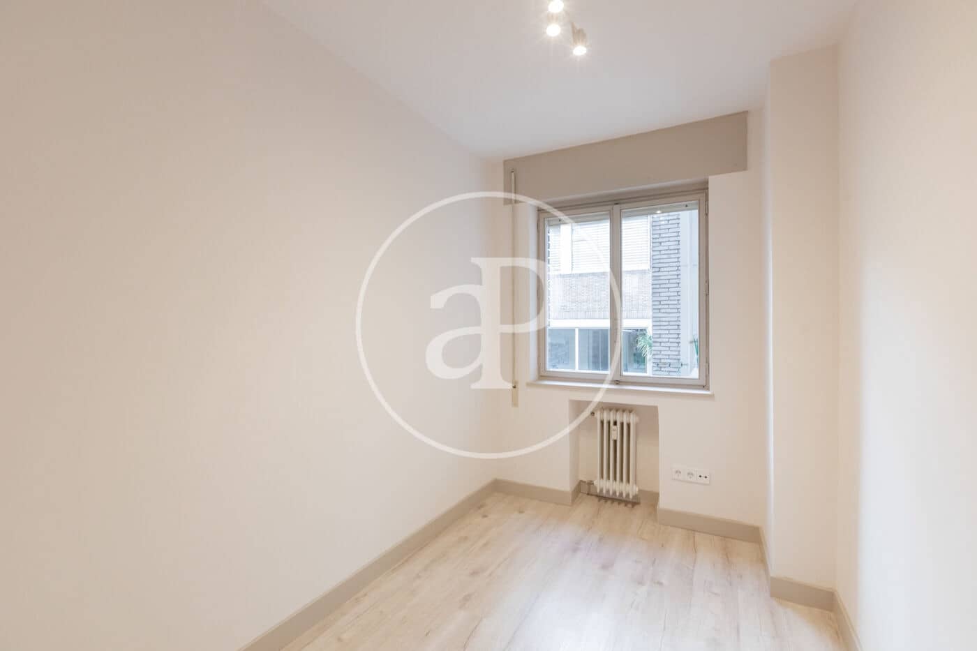 4 quarto Apartamento para arrendar em Madrid cidade - 4 800 € (Ref: 9446346)