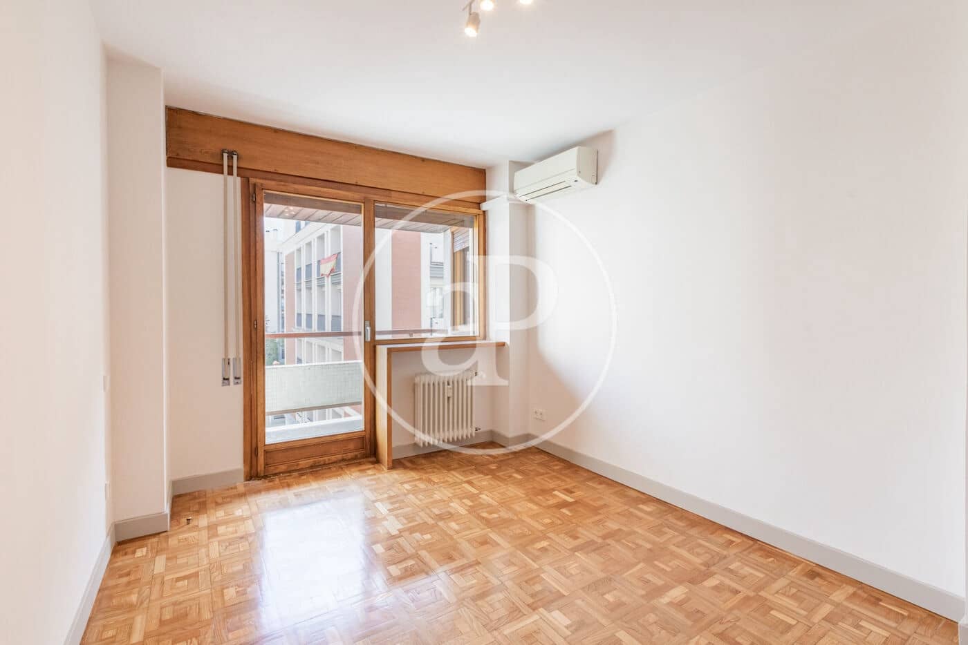 4 quarto Apartamento para arrendar em Madrid cidade - 4 800 € (Ref: 9446346)