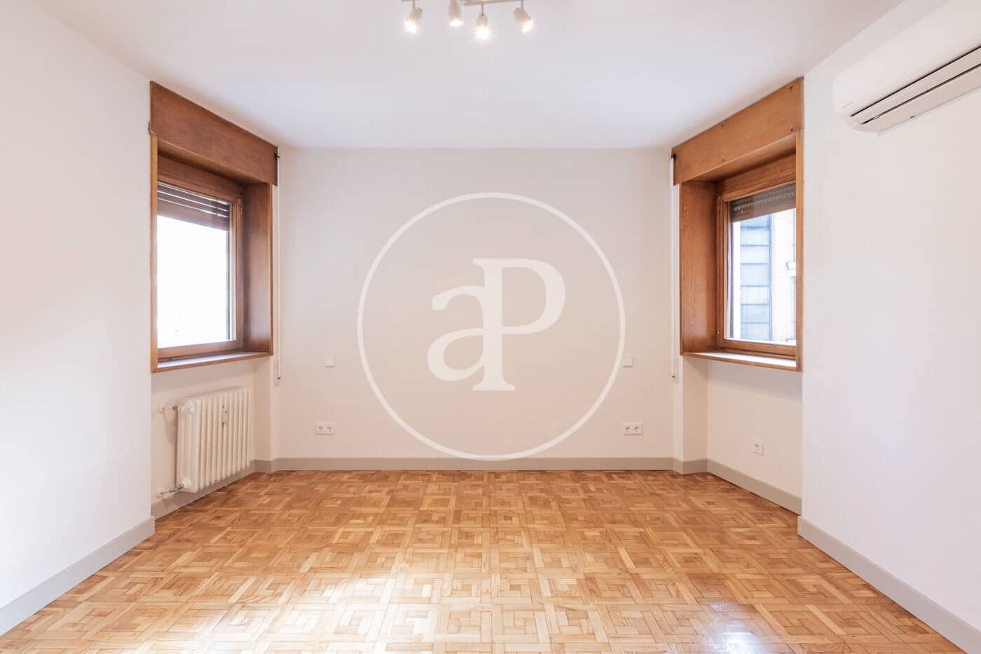 4 quarto Apartamento para arrendar em Madrid cidade - 4 800 € (Ref: 9446346)