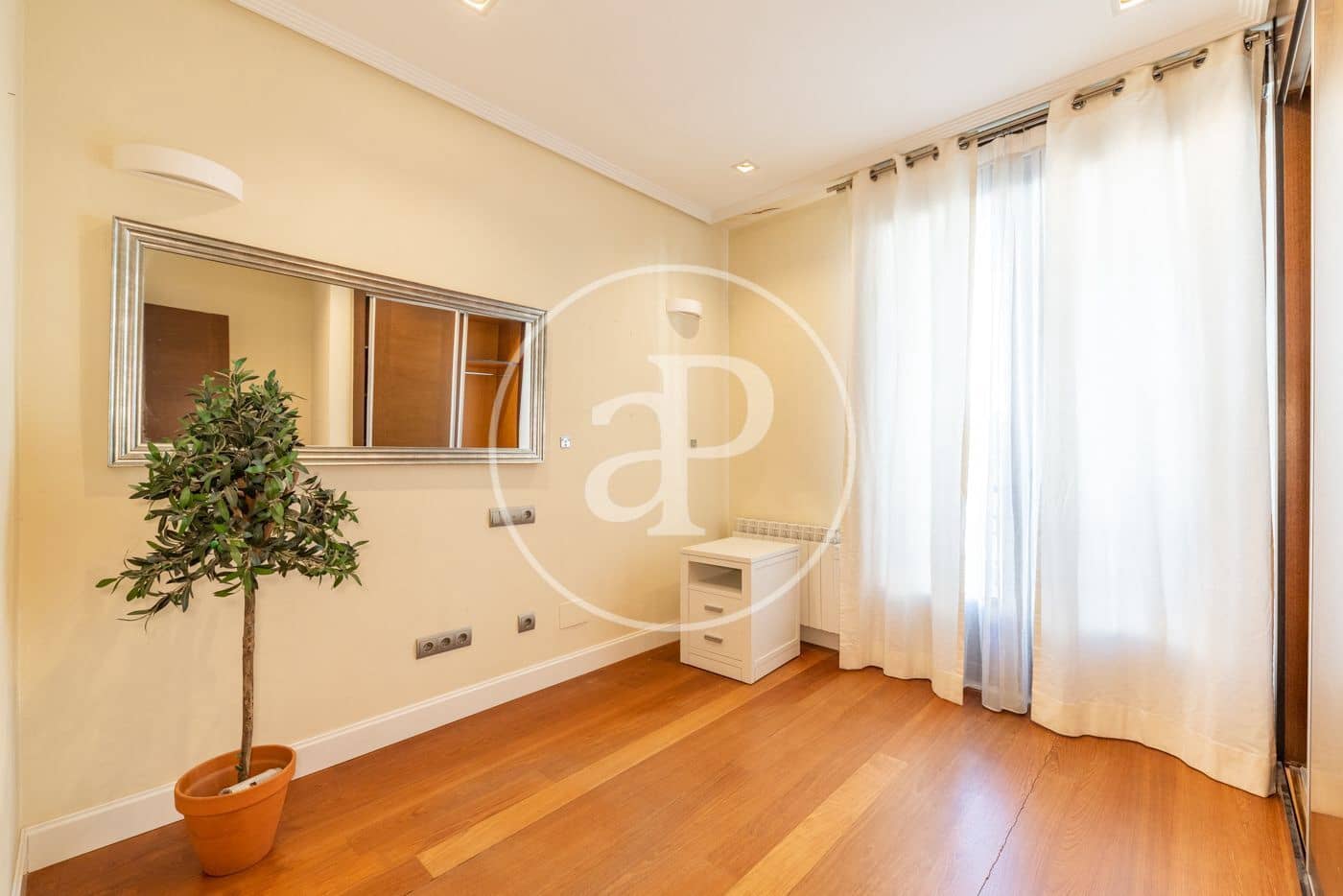 2 soveværelse Lejlighed til leje i Madrid by - € 2.600 (Ref: 9446347)