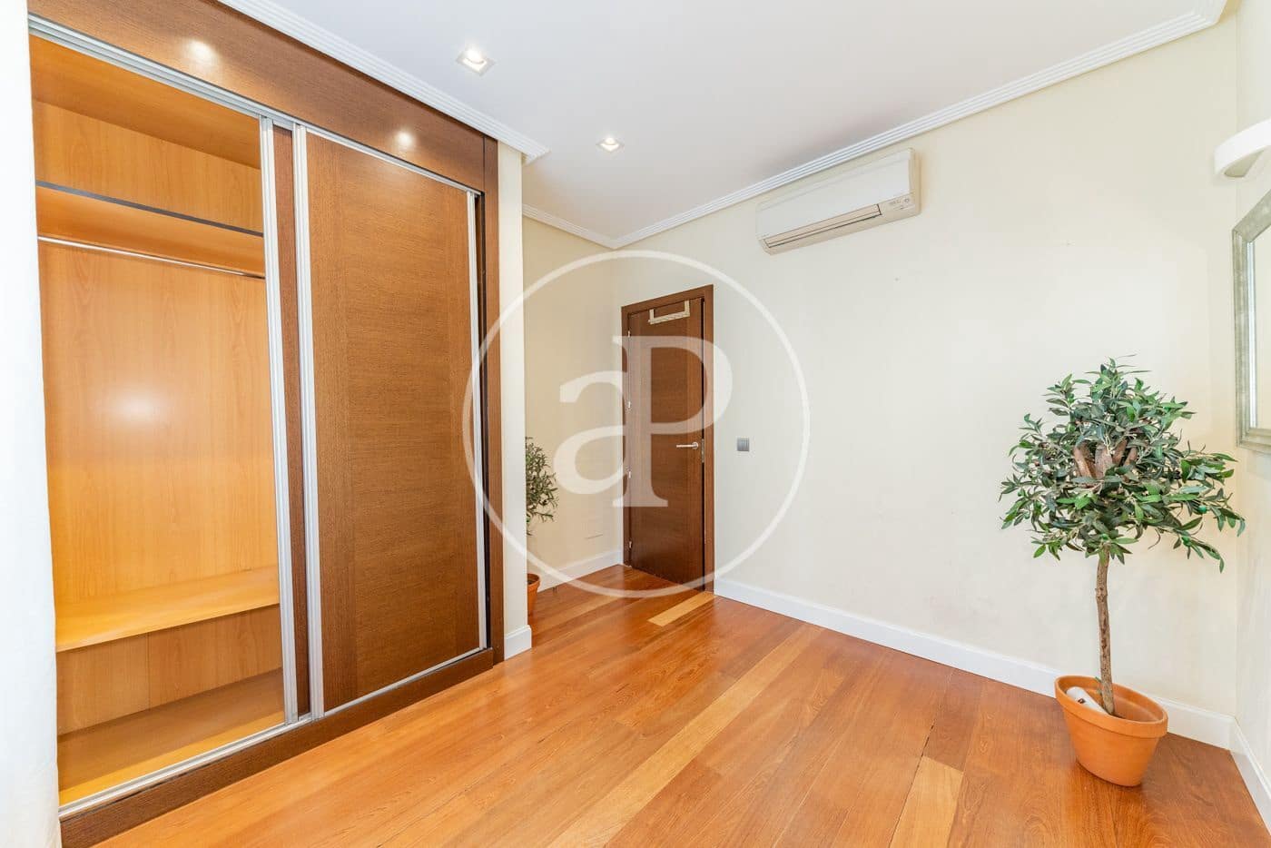 2 soveværelse Lejlighed til leje i Madrid by - € 2.600 (Ref: 9446347)