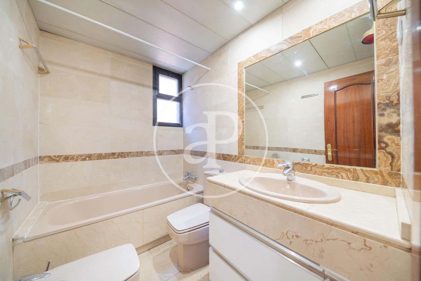 3 slaapkamer Appartement te huur in Madrid stad met zwembad - € 1.850 (Ref: 9462092)