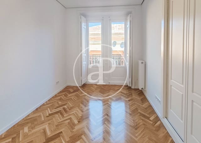 2 bedroom Apartment for rent in Jerónimos, Madrid city - € 2,000 (Ref: 9468494)