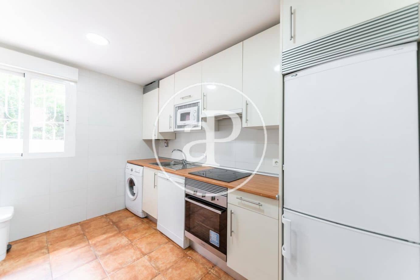 4 bedroom Apartment for rent in Madrid city - € 2,400 (Ref: 9476113)