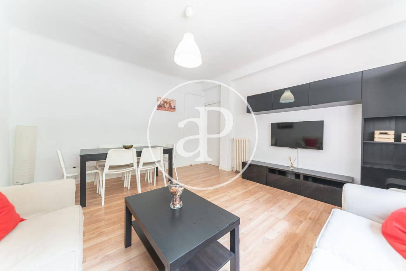 4 bedroom Apartment for rent in Madrid city - € 2,400 (Ref: 9476113)