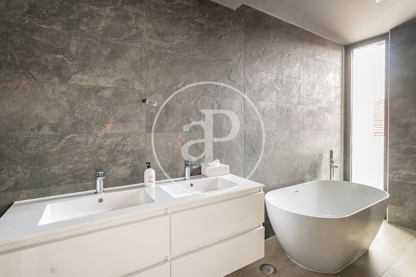 Chalet de 5 habitaciones en Madrid ciudad en alquiler con piscina - 5.500 € (Ref: 9502374)