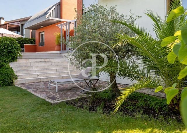 5 bedroom Villa for sale in La Moraleja, Alcobendas with pool - € 2,825,000 (Ref: 9502375)