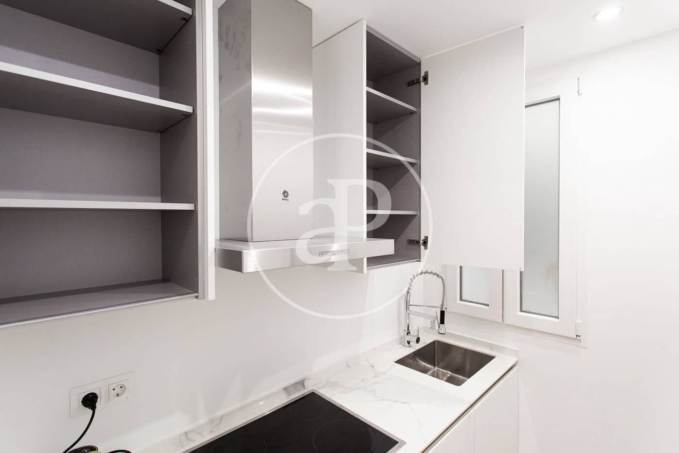 2 slaapkamer Appartement te huur in Madrid stad - € 1.990 (Ref: 9504301)
