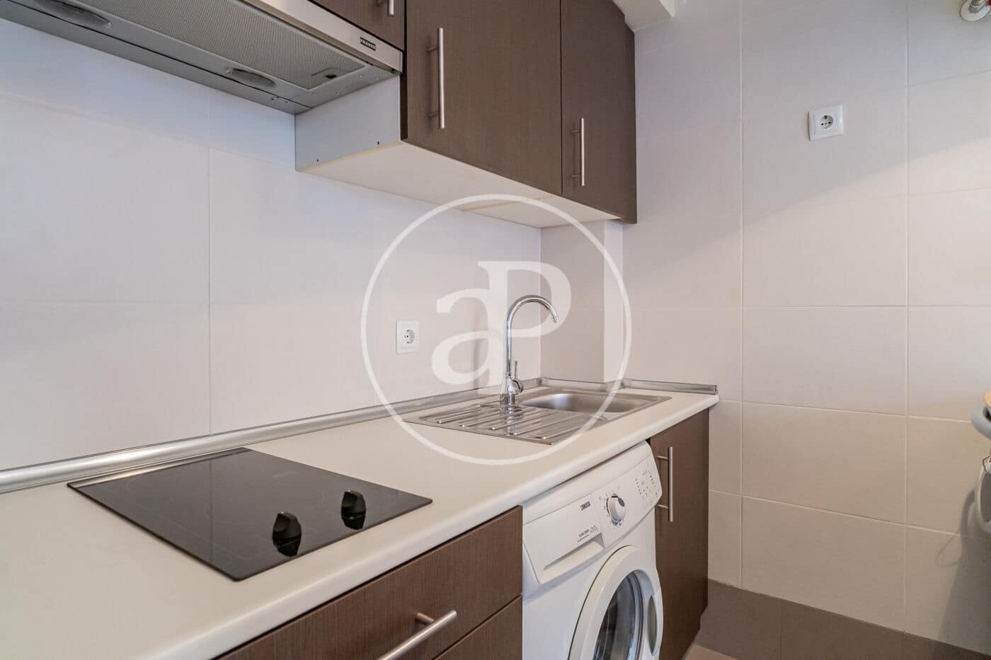 1 slaapkamer Appartement te huur in Madrid stad - € 1.200 (Ref: 9533747)