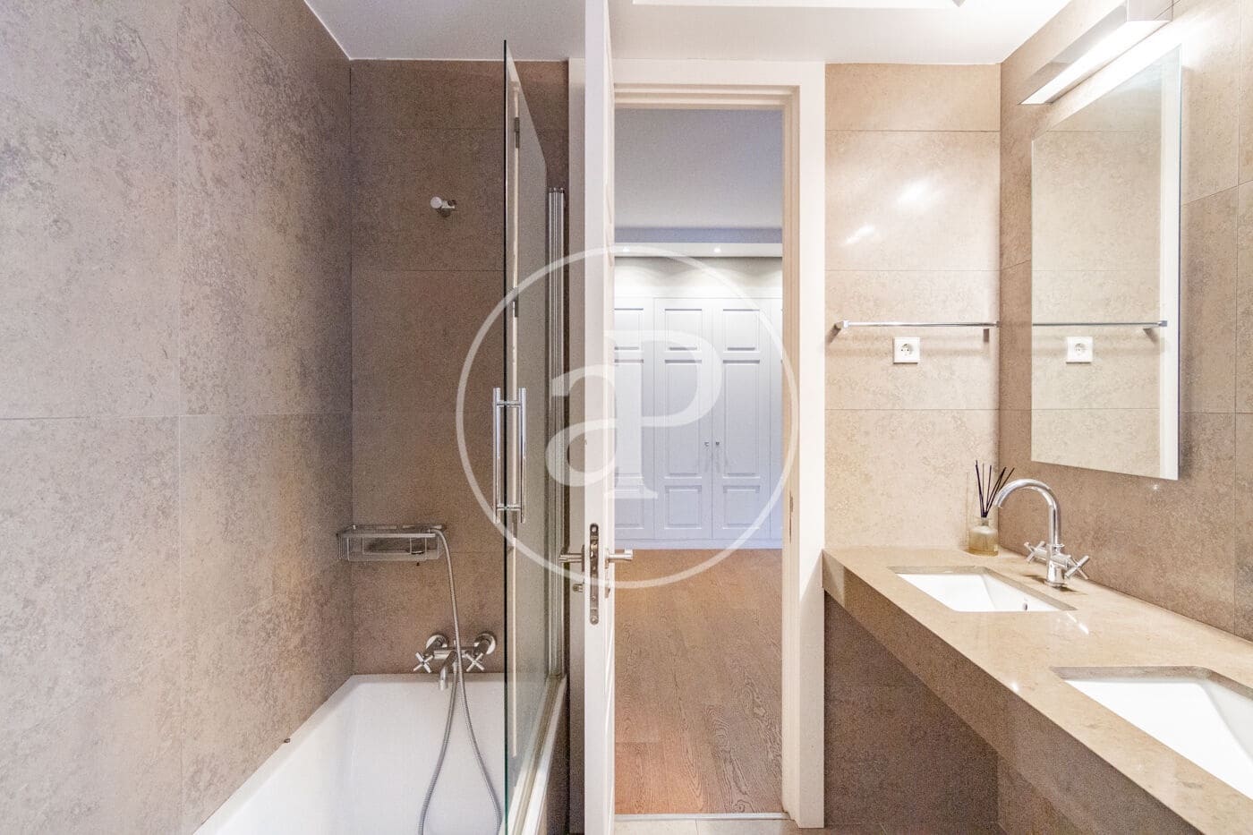 5 soveværelse Lejlighed til leje i Madrid by - € 9.000 (Ref: 9568680)