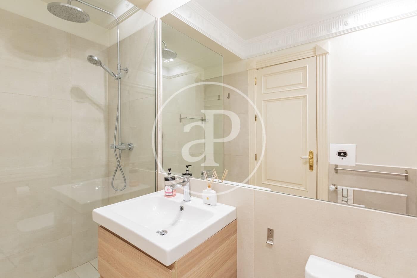 3 slaapkamer Appartement te huur in Madrid stad - € 6.500 (Ref: 9586517)