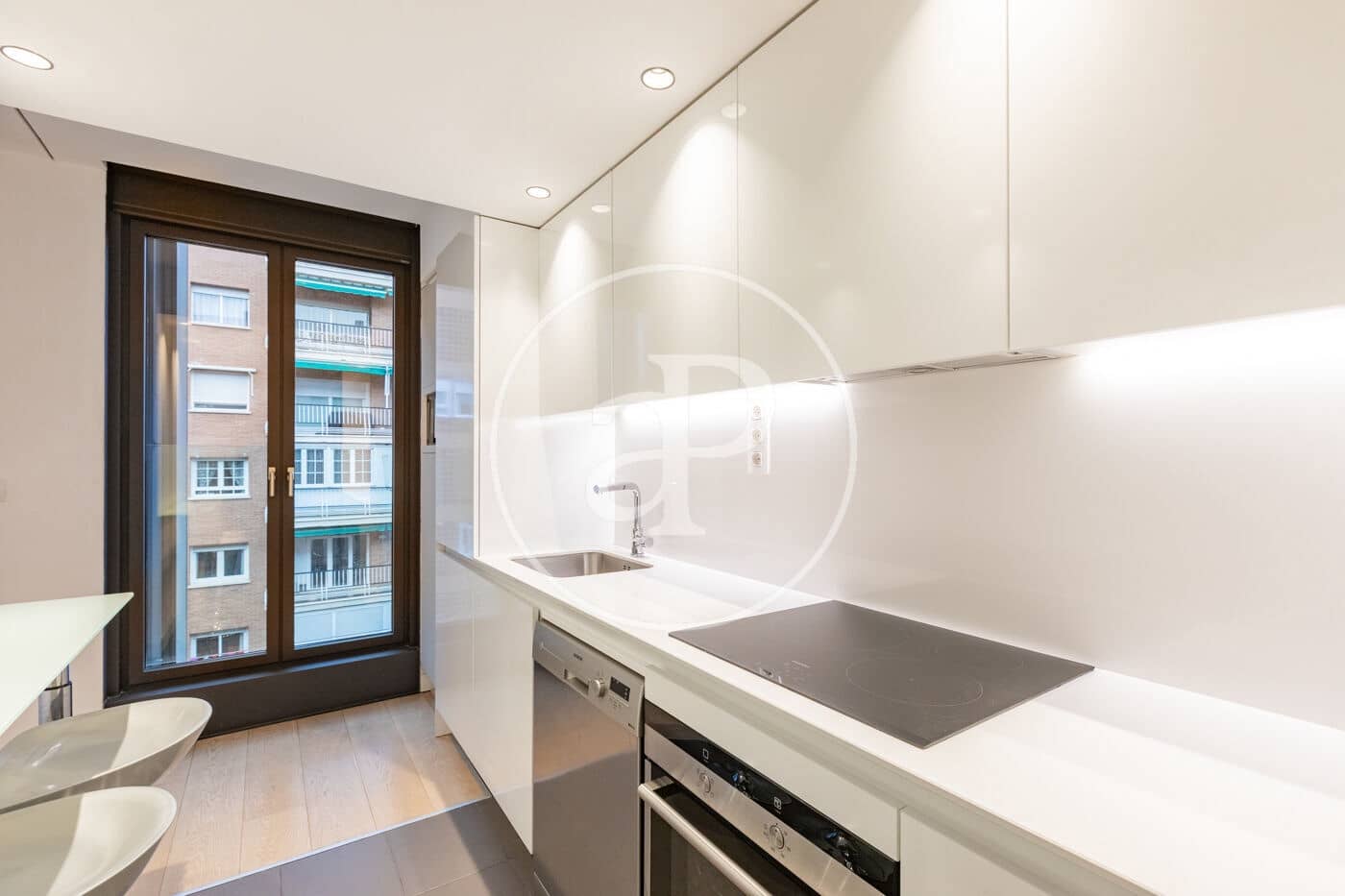 2 slaapkamer Penthouse te huur in Madrid stad met zwembad - € 3.800 (Ref: 9586518)