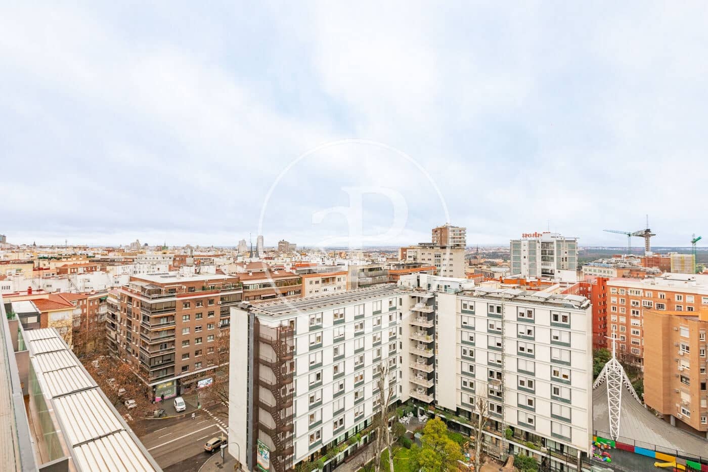 2 slaapkamer Penthouse te huur in Madrid stad met zwembad - € 3.800 (Ref: 9586518)