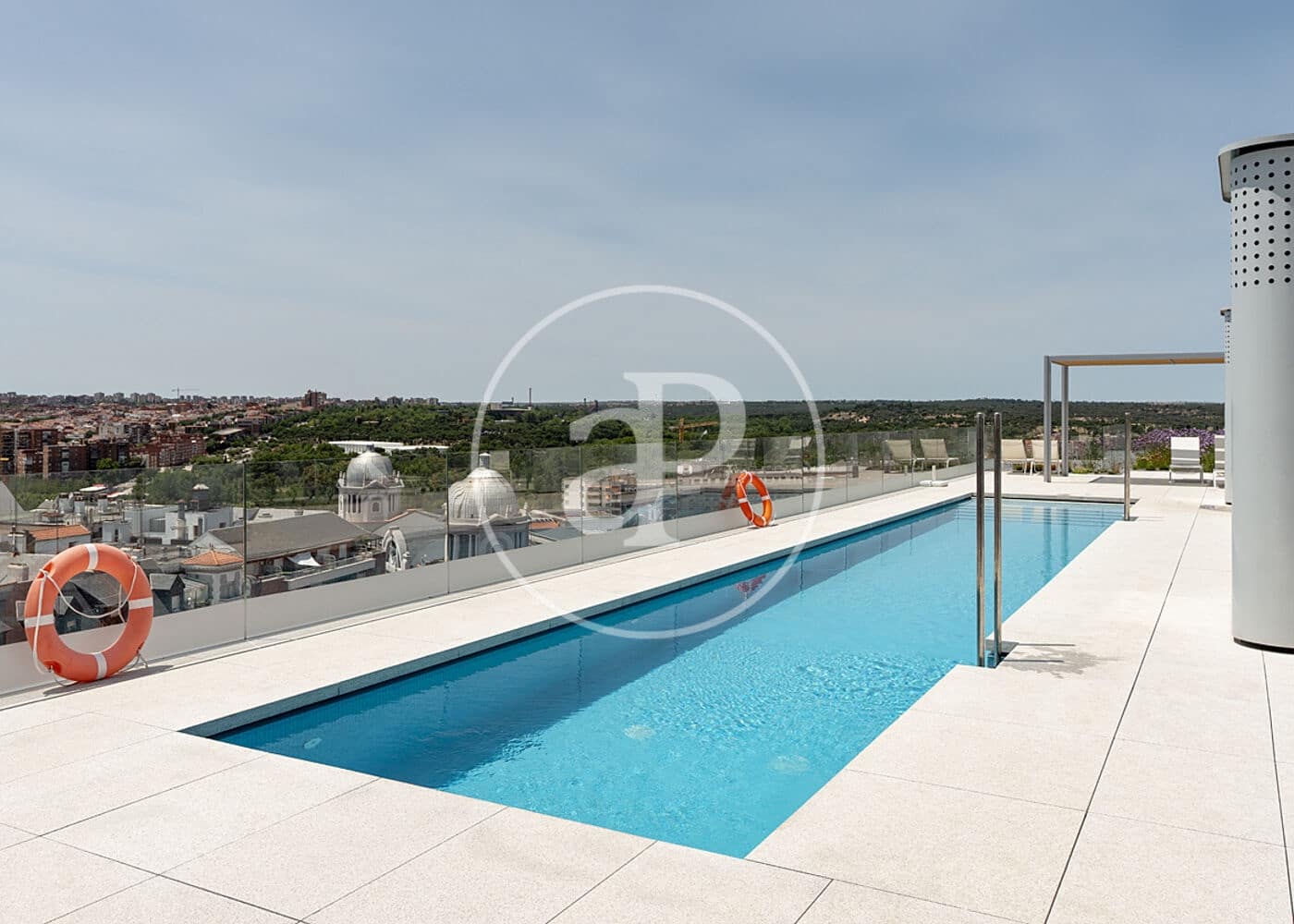 2 slaapkamer Penthouse te huur in Madrid stad met zwembad - € 3.800 (Ref: 9591303)