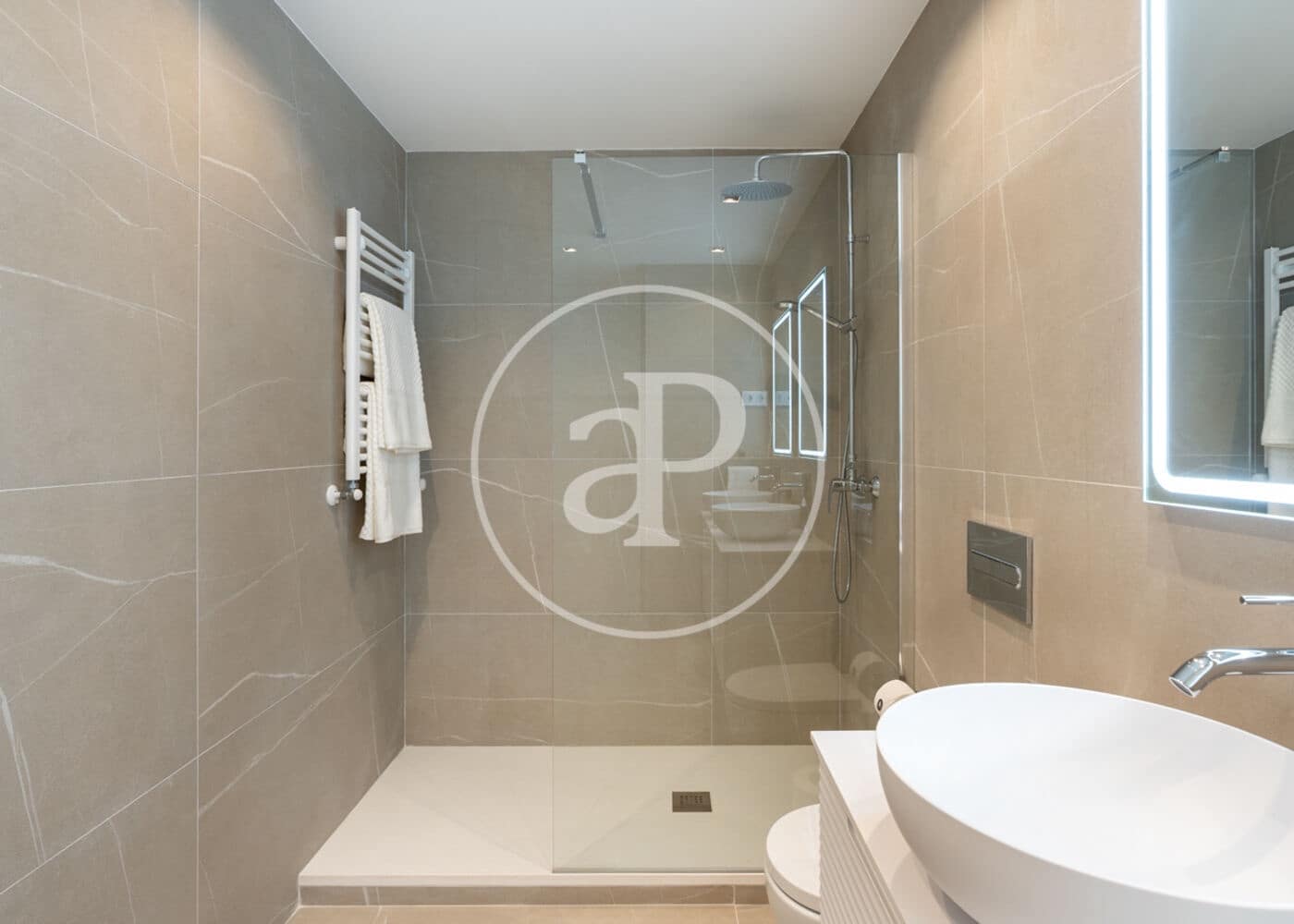 2 slaapkamer Appartement te huur in Madrid stad - € 4.350 (Ref: 9591304)