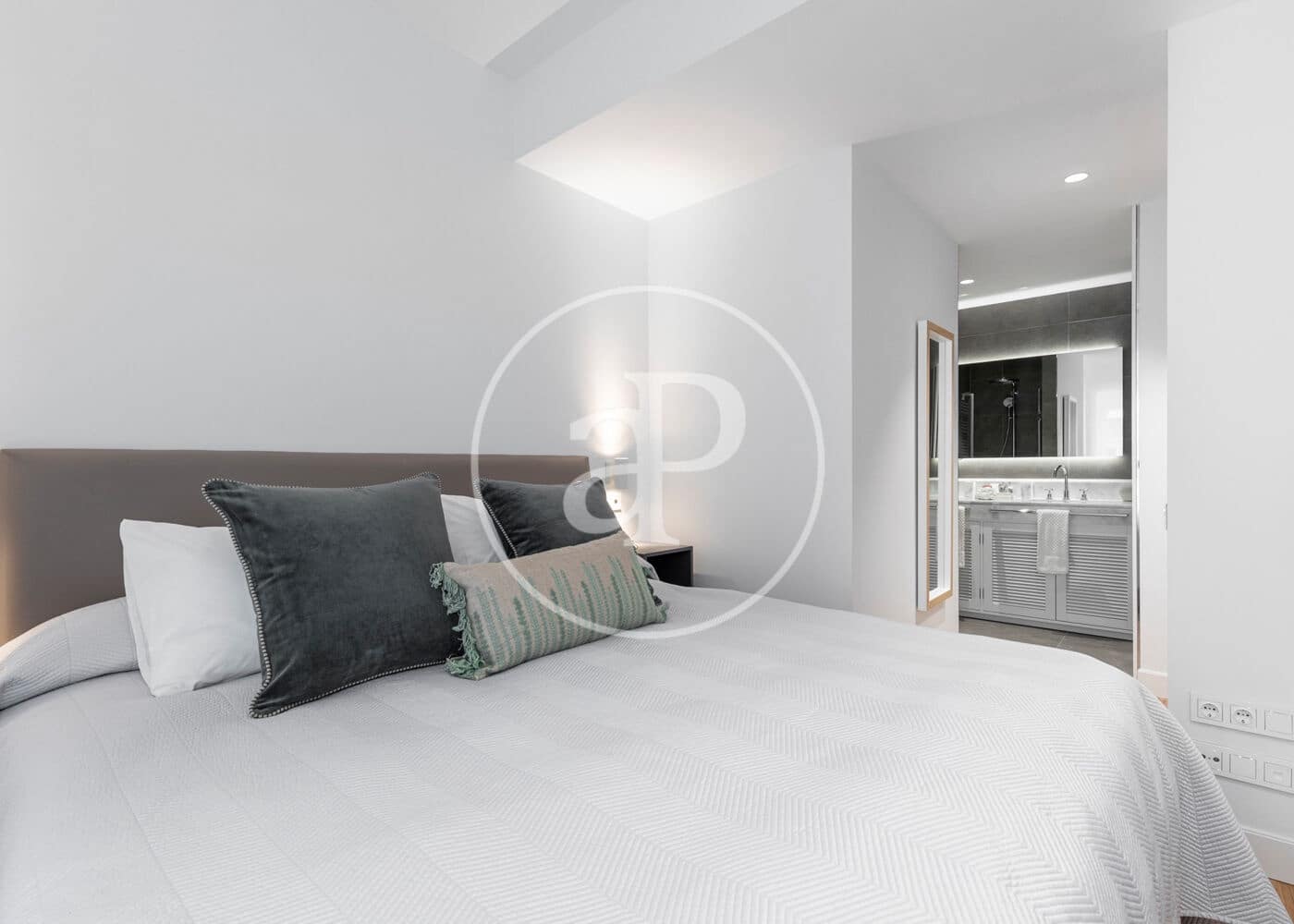 2 slaapkamer Appartement te huur in Madrid stad - € 3.600 (Ref: 9596140)