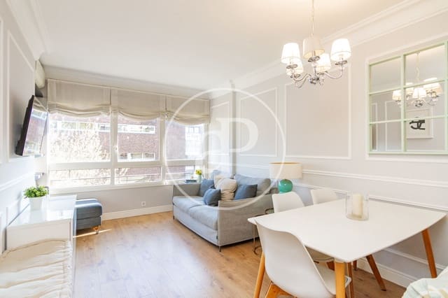 1 slaapkamer Penthouse te huur in Nueva España, Madrid stad met zwembad - € 1.800 (Ref: 9596153)