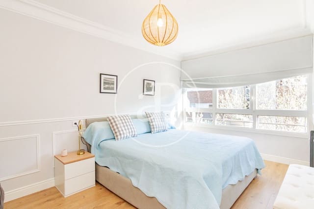 1 slaapkamer Penthouse te huur in Nueva España, Madrid stad met zwembad - € 1.800 (Ref: 9596153)