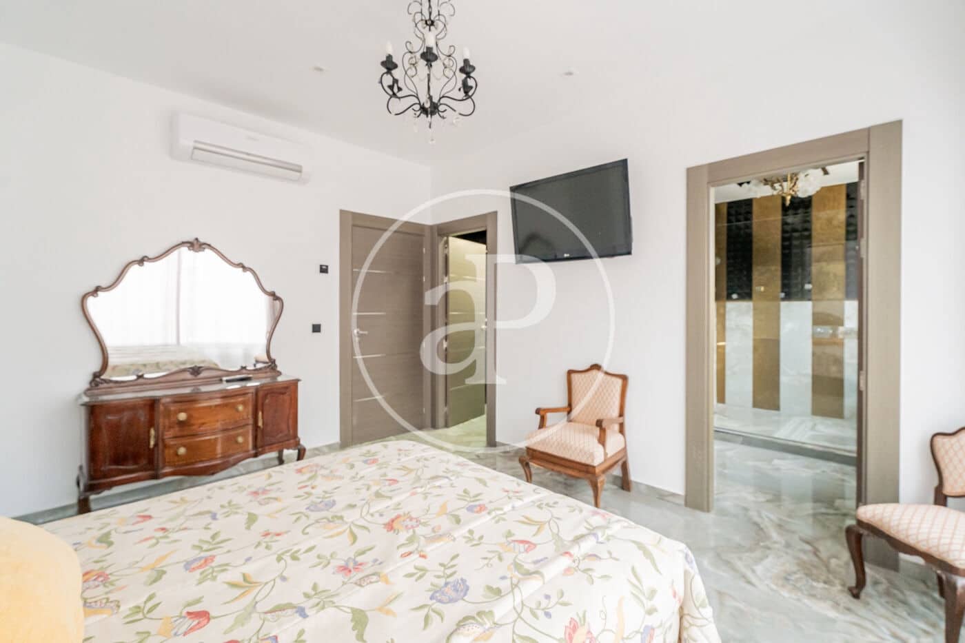 4 bedroom Villa for sale in Pozuelo de Alarcon with pool - € 1,525,000 (Ref: 9599552)