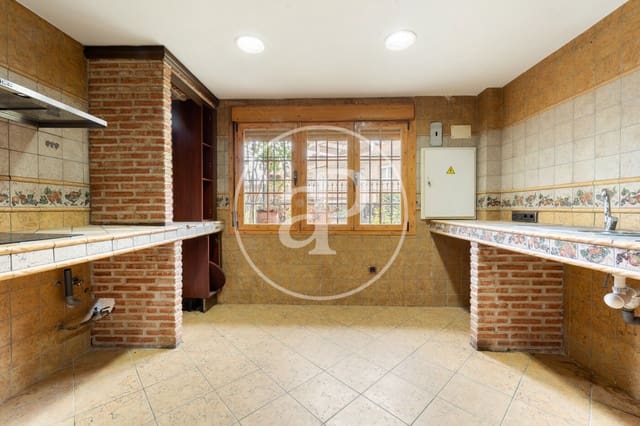 5 bedroom Villa for sale in Valdezarza, Madrid city with pool - € 1,335,000 (Ref: 9630354)