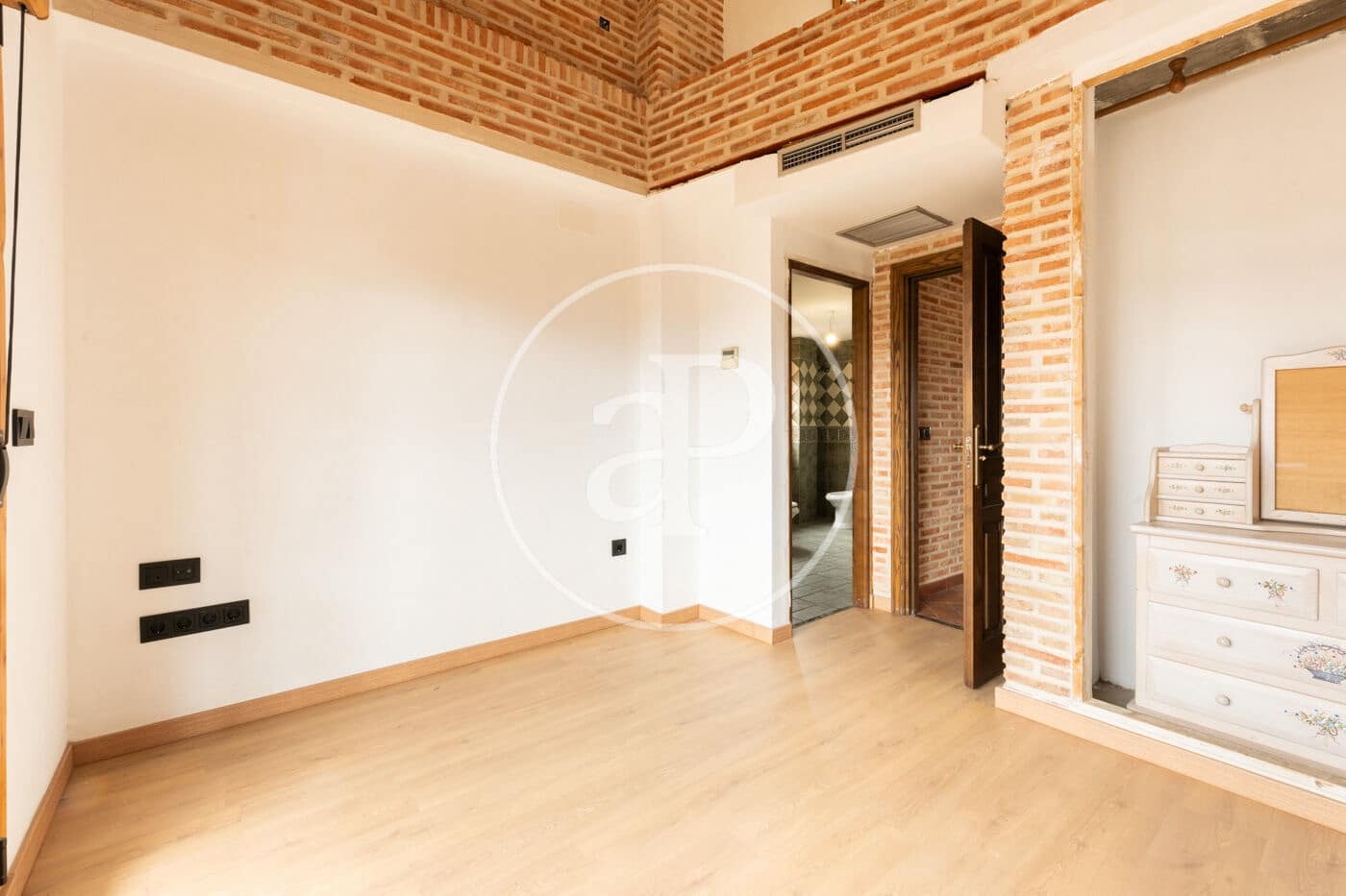 5 slaapkamer Villa te koop in Madrid stad met zwembad - € 1.335.000 (Ref: 9630354)
