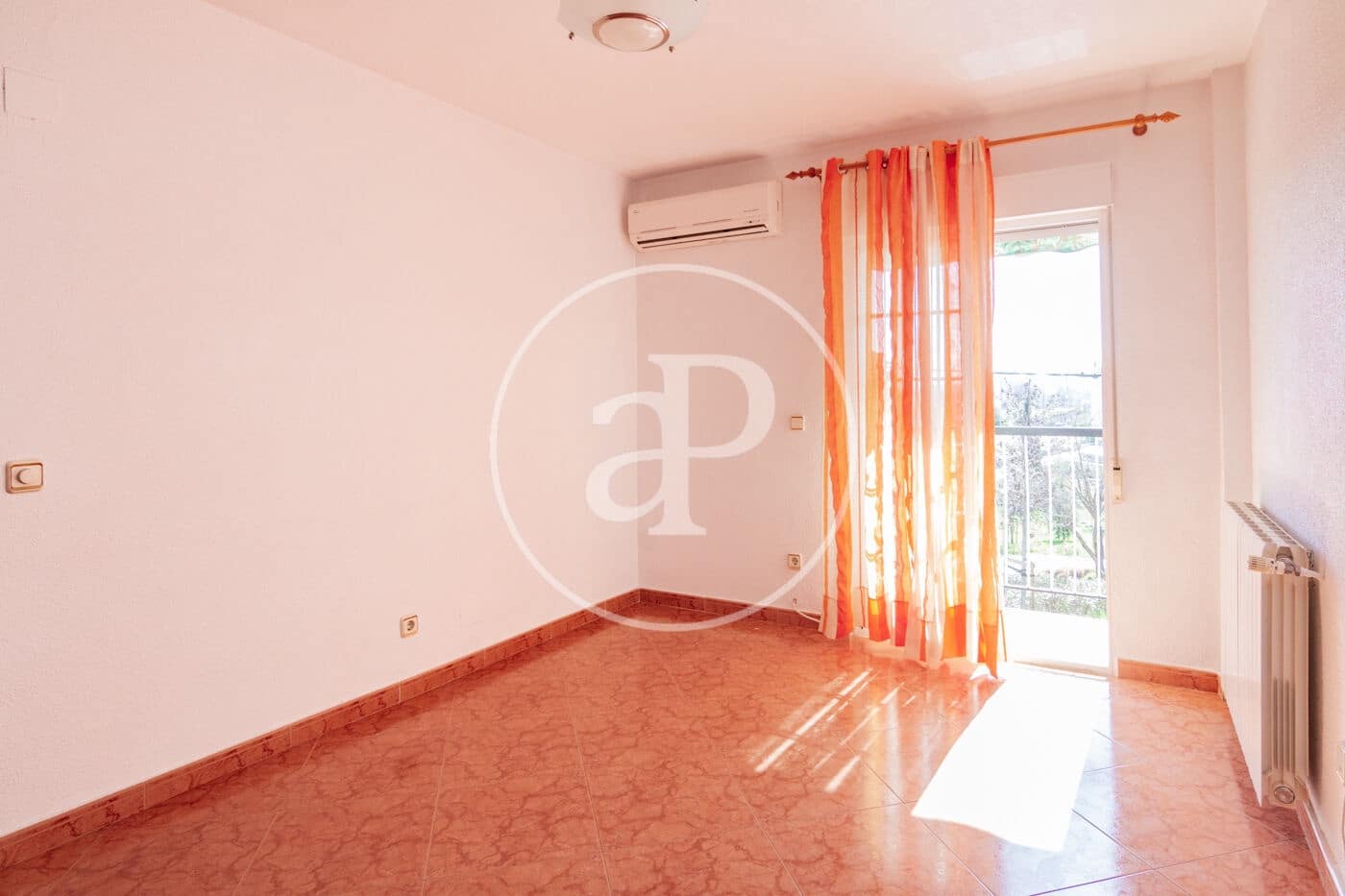 3 slaapkamer Appartement te huur in Madrid stad - € 1.300 (Ref: 9652015)