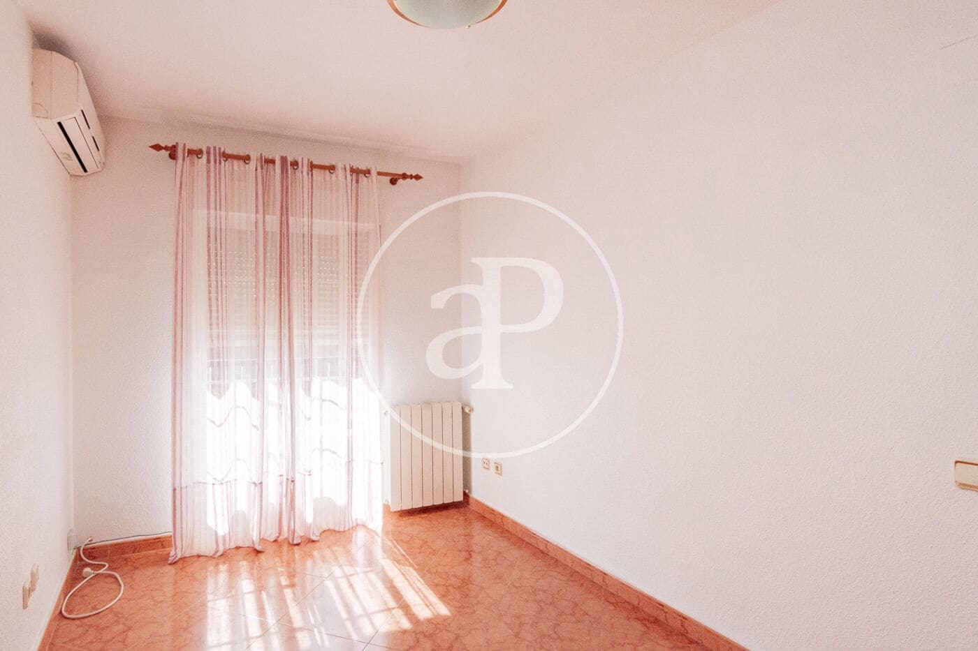 3 slaapkamer Appartement te huur in Madrid stad - € 1.300 (Ref: 9652015)