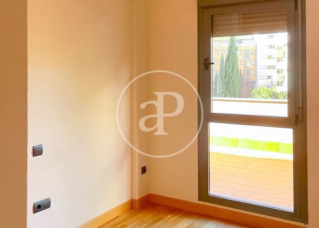 2 slaapkamer Appartement te koop in Valverde, Madrid stad met zwembad - € 705.000 (Ref: 9656105)