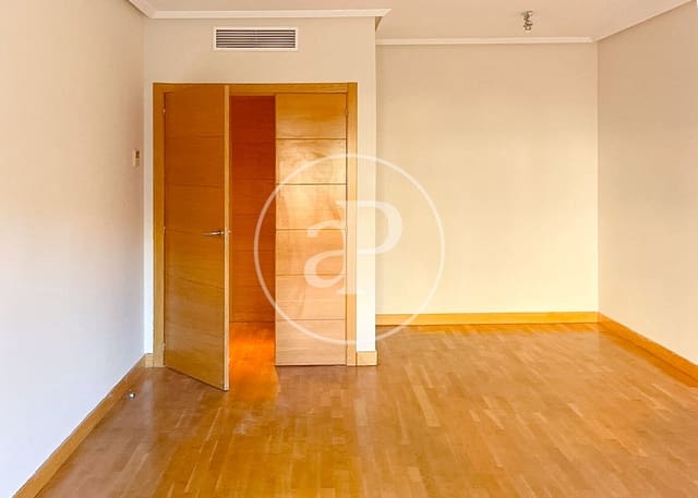 2 slaapkamer Appartement te koop in Valverde, Madrid stad met zwembad - € 705.000 (Ref: 9656105)