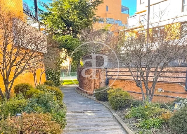 2 slaapkamer Appartement te koop in Valverde, Madrid stad met zwembad - € 705.000 (Ref: 9656105)