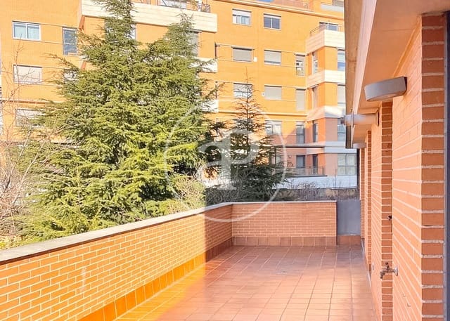 2 slaapkamer Appartement te koop in Valverde, Madrid stad met zwembad - € 705.000 (Ref: 9656105)
