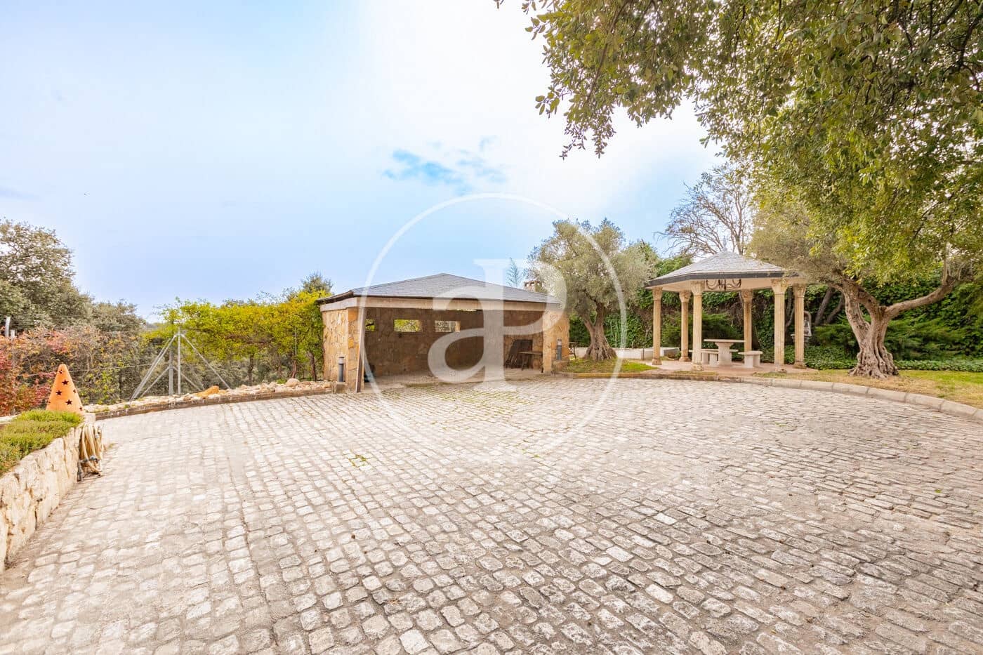 6 slaapkamer Villa te koop in San Sebastian de los Reyes met zwembad - € 1.700.000 (Ref: 9659452)