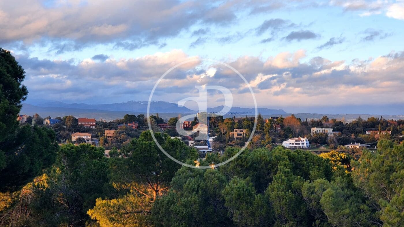 6 slaapkamer Villa te koop in San Sebastian de los Reyes met zwembad - € 1.700.000 (Ref: 9659452)