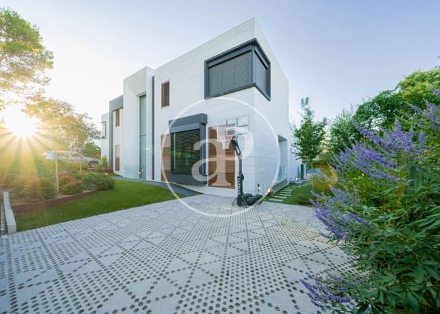 7 slaapkamer Villa te koop in Piovera, Madrid stad met zwembad - € 6.800.000 (Ref: 9677756)