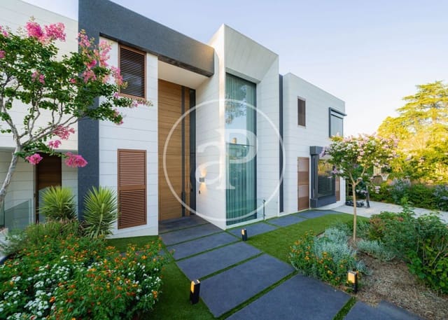 7 slaapkamer Villa te koop in Piovera, Madrid stad met zwembad - € 6.800.000 (Ref: 9677756)