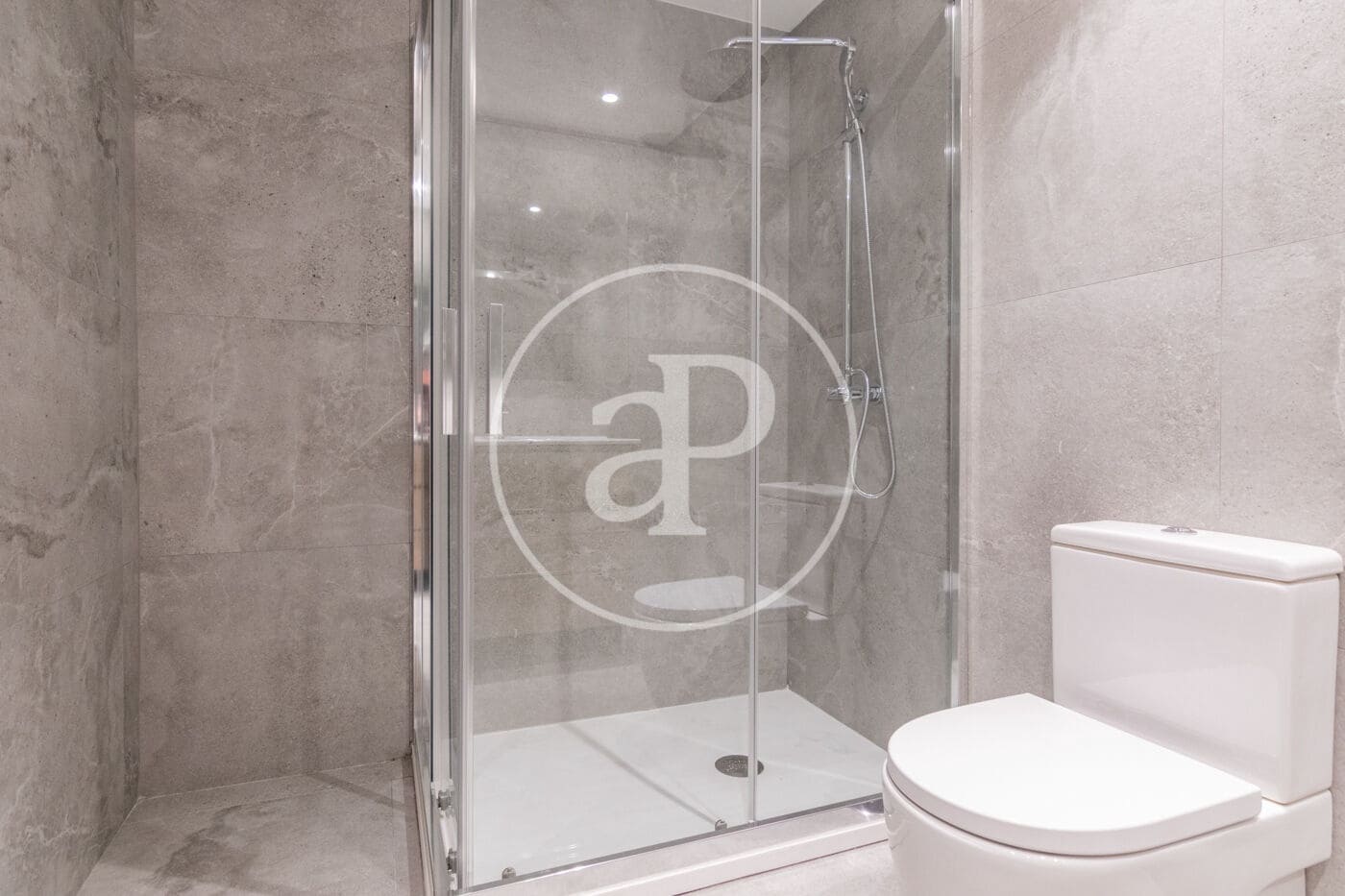 2 slaapkamer Appartement te huur in Madrid stad - € 1.900 (Ref: 9711984)