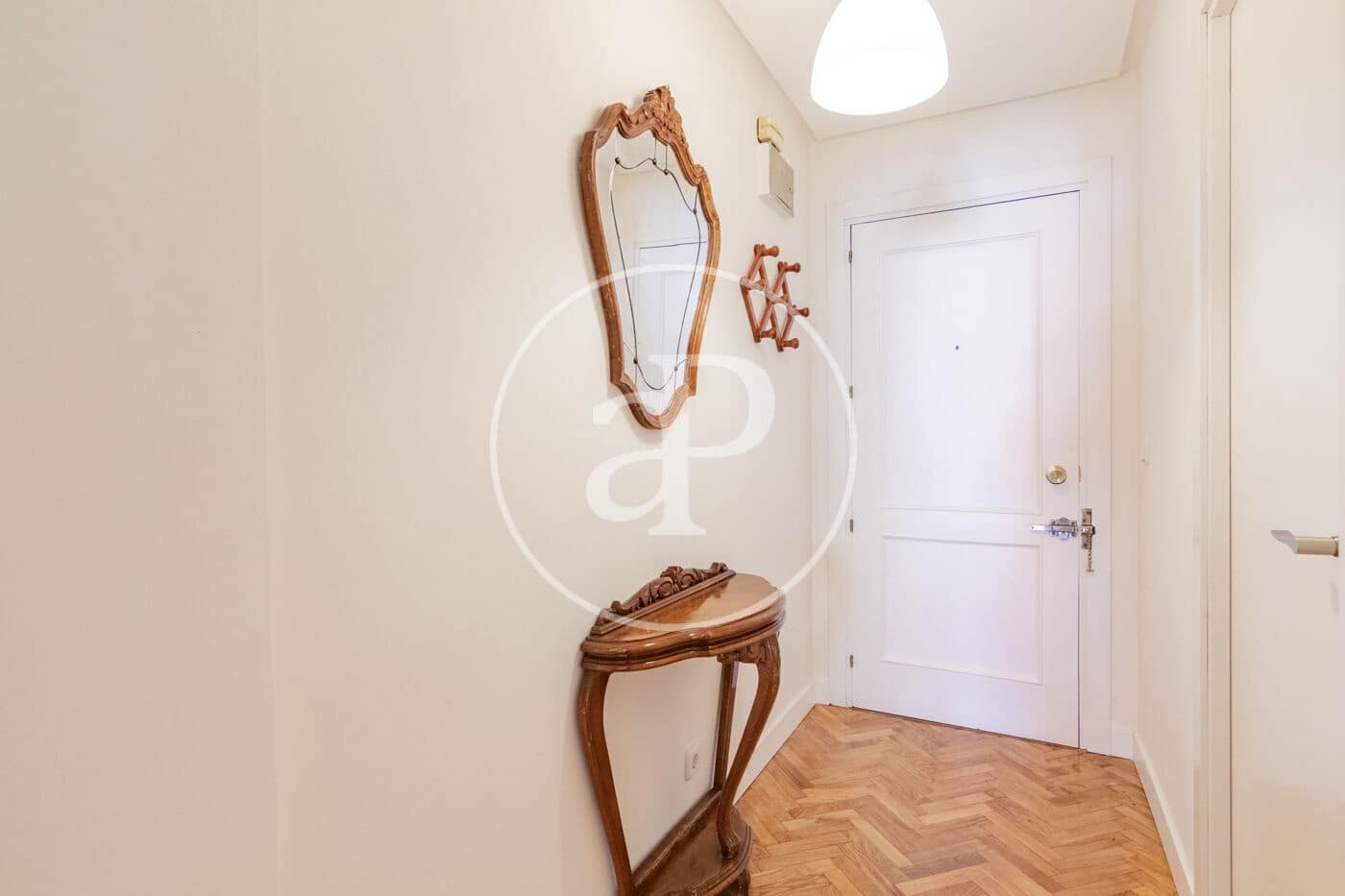 2 slaapkamer Appartement te huur in Madrid stad - € 1.900 (Ref: 9711984)