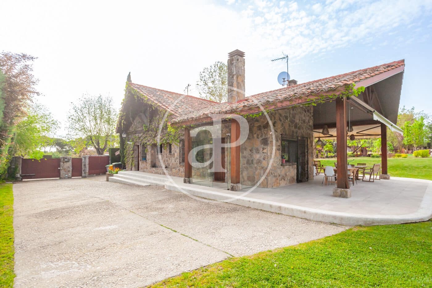5 bedroom Villa for sale in Pozuelo de Alarcon with pool - € 4,200,000 (Ref: 9738573)