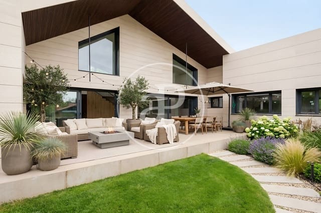 Chalet de 5 habitaciones en Pozuelo de Alarcón en venta con piscina - 4.200.000 € (Ref: 9738573)