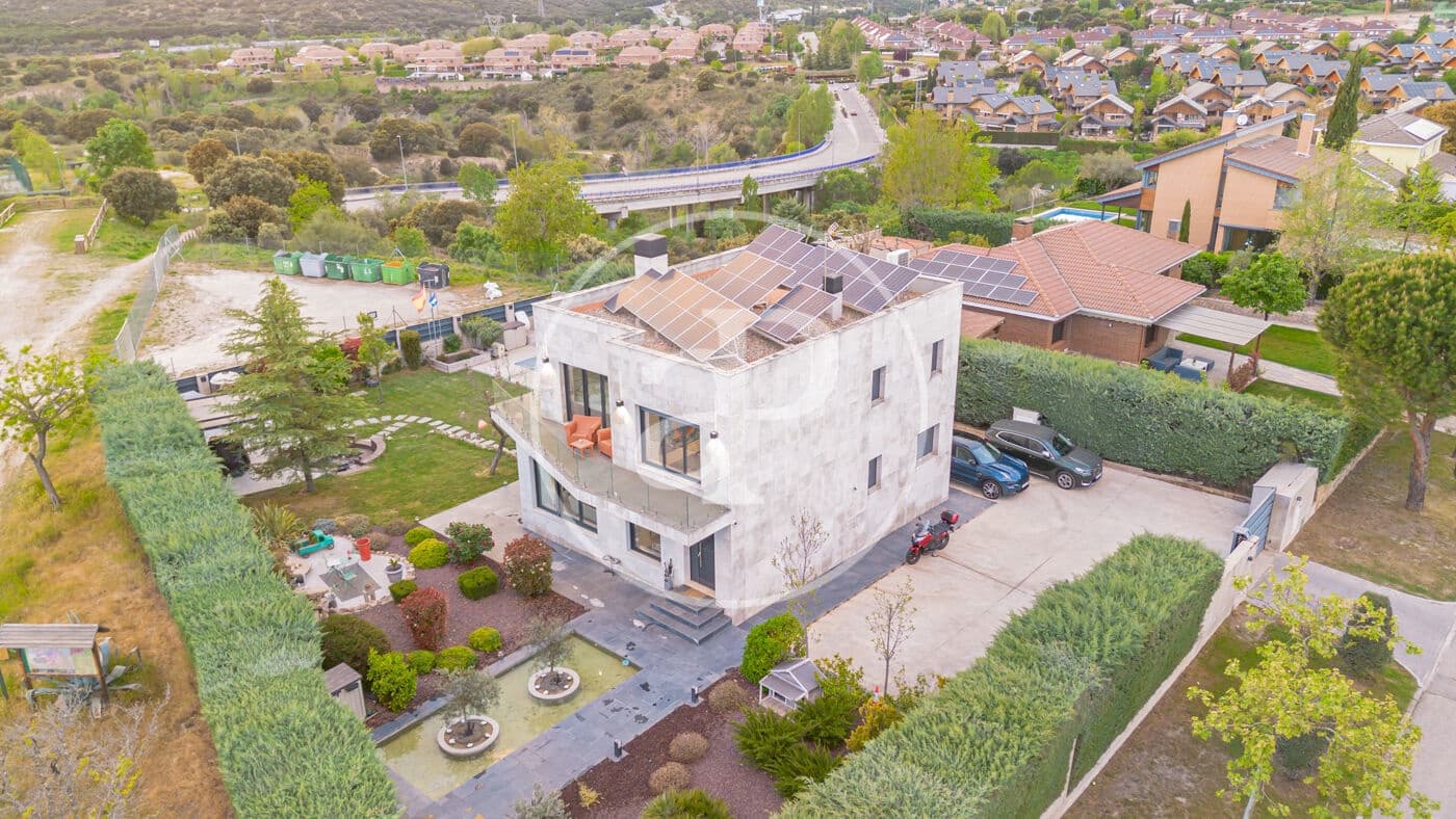 3 bedroom Villa for sale in Las Rozas de Madrid with pool - € 1,850,000 (Ref: 9752045)