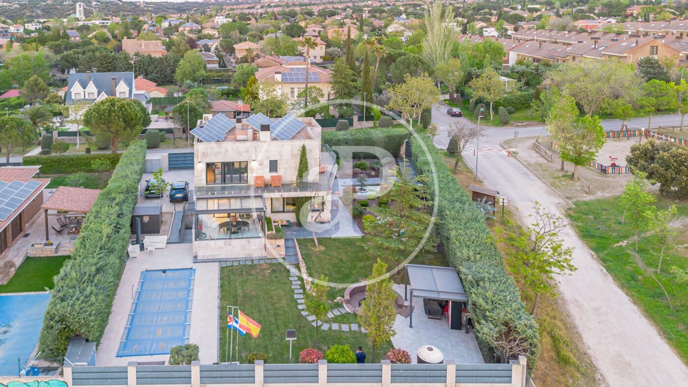 3 bedroom Villa for sale in Las Rozas de Madrid with pool - € 1,850,000 (Ref: 9752045)