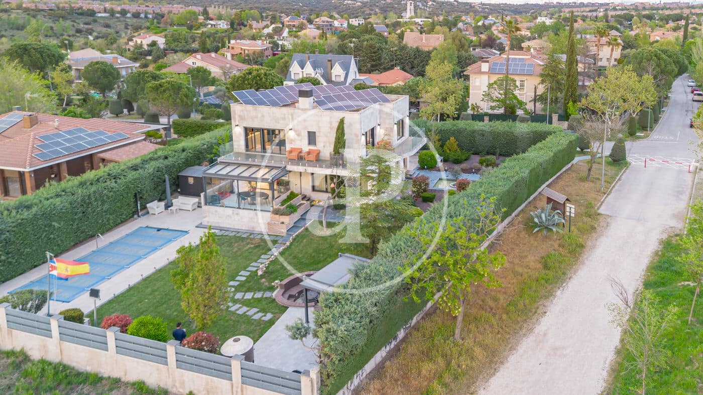 3 bedroom Villa for sale in Las Rozas de Madrid with pool - € 1,850,000 (Ref: 9752045)